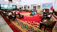 Teguran terbaru Jokowi disampaikan langsung di depan para menteri Kabinet Indonesia Maju dalam sidang kabinet paripurna 5 April 2022 yang ditayangkan hari ini, Rabu (6/4/2022). Masalah kenaikan harga hingga pernyataan yang tak berpihak pada kondisi rakyat jadi sebab Jokowi menegur para pembantunya.