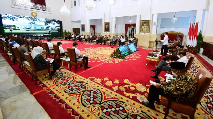 Jokowi Tegur Keras Menteri di Momen Ini, Sinyal Reshuffle? Presiden Jokowi kembali menegur keras menteri-menterinya di Kabinet Indonesia Maju. Terbaru di sidang kabinet paripurna kemarin. Sinyal reshuffle?