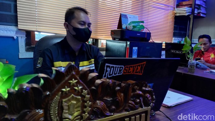Kanit 3  Satreskrim Polres Sampang Ipda Indarta saat memberikan penjelasan soal pengeroyokan warganya.