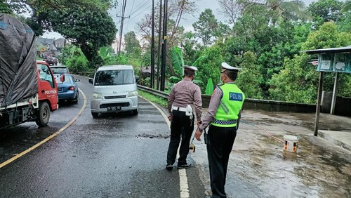 Anggota unit Laka Satuan Lantas Polres Buleleng saat melakukan olah TKP di jalur Singaraja-Denpasar tepatnya di kilometer 5000 Banjar Dinas Umahan, Desa Gitgit, Kecamatan Sukasada, Buleleng.