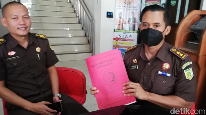 Kasi Pidum Kejari Solo Cahyo Madiastrianto menunjukkan berkas banding dalam kasus Diksar Mut Menwa UNS, Rabu (6/4/2022).