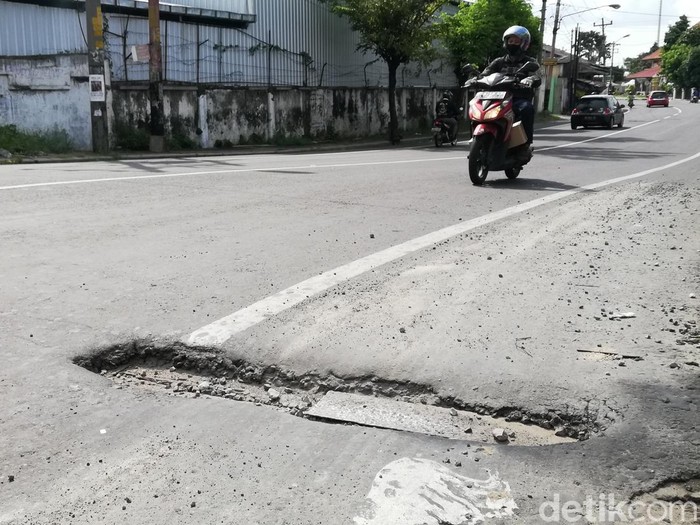 Kerusakan di Jalan Adi Soemarmo, Banjarsari, Solo, tepatnya di Jembatan Komplang sisi utara, Rabu (6/4/2022).