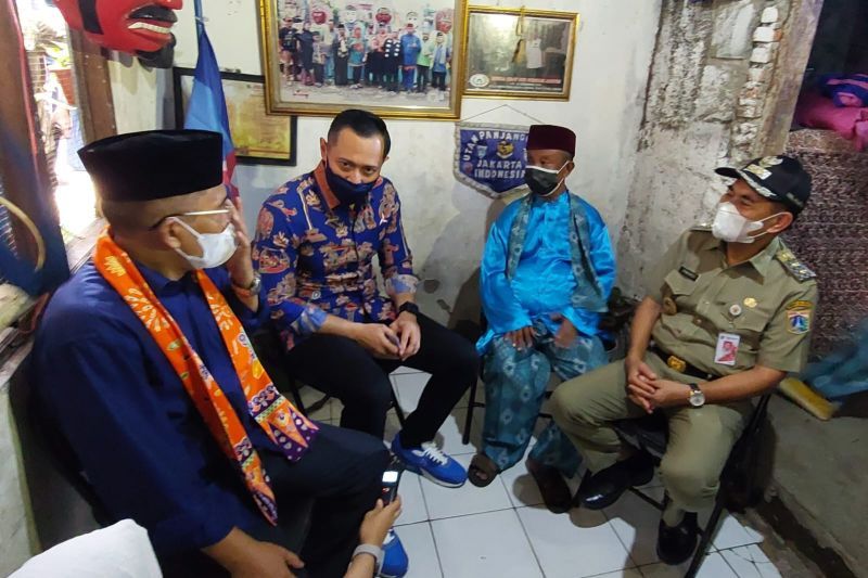 Ketum PD Agus Harimurti Yudhoyono (kedua kiri), Ketua DPD Partai Demokrat DKI Mujiyono (kiri), dan Wawalkot Jakpus Irwandi (kanan) mengunjungi pimpinan Sanggar Seni Betawi Utan Panjang Supandi (kedua kanan) di Kemayoran, Jakpus (ANTARA/Dok Pribadi)