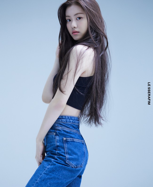 Salah satu foto yang diunggah ‘temannya’ ialah postingan Facebook Kim Garam yang menggunakan caption berbau sensual. Dalam foto lain, Garam dan teman-temannya terlihat berdiri di depan papan tulis yang dipenuhi gambar tak senonoh. Foto: dok. Twitter @le_sserafim