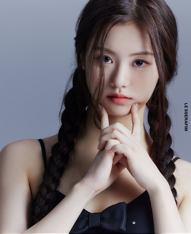 Hal itu bermula dari cuitan seorang netizen yang mengaku sebagai teman sekolah Kim Garam. Idol 16 tahun itu dituduh memakai kata makian dan menatap sinis murid yang lewat di hadapannya. Foto: dok. Twitter @le_sserafim