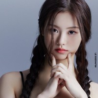 Hal itu bermula dari cuitan seorang netizen yang mengaku sebagai teman sekolah Kim Garam. Idol 16 tahun itu dituduh memakai kata makian dan menatap sinis murid yang lewat di hadapannya. Foto: dok. Twitter @le_sserafim