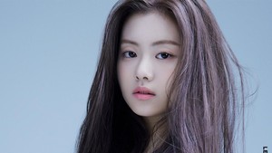 Kim Garam yang bahkan belum sempat bersinar justru tumbang lebih dulu karena dugaan bullying di sekolah. Karier rookie-nya berakhir super cepat setelah hengkang dari LE SSERAFIM. Foto: dok. Twitter @le_sserafim