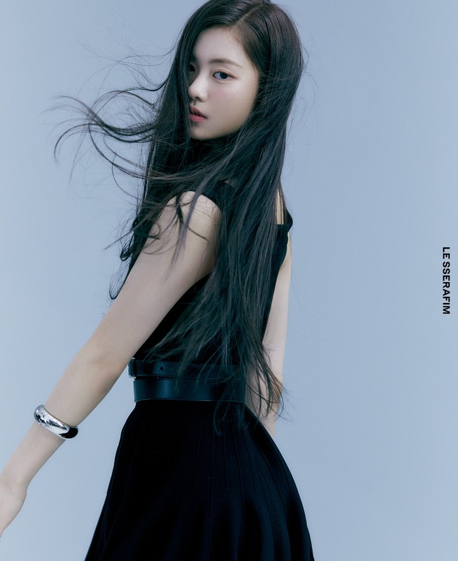 Tak sedikit pula yang melihat kemiripan personel LE SSERAFIM itu dengan aktris Go Min Si, Go Yoon Jung, Hyunjin LOONA, Rose BLACKPINK, hingga Jennie BLACKPINK. Foto: dok. Twitter @le_sserafim