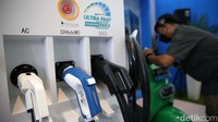 PT PLN (Persero)  dan PT Grab Indonesia berkolaborasi mengembangkan infrastruktur stasiun penukaran baterai kendaraan listrik umum (SPBKLU) untuk mendukung ekosistem kendaraan listrik di Indonesia.