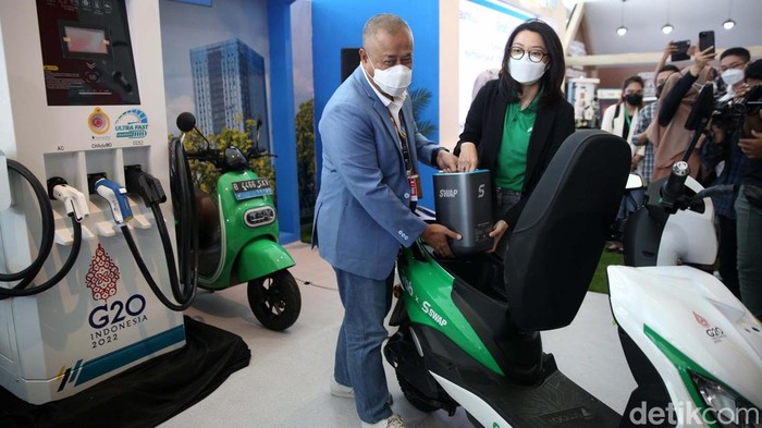 Kolaborasi Pengembangan Infrastruktur Kendaraan Listrik PT PLN berkolaborasi dengan PT Grab Indonesia. Mereka mengembangkan infrastruktur stasiun penukaran baterai kendaraan listrik umum (SPBKLU).