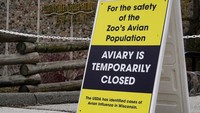 Kebun Binatang Milwaukee County, Wisconsin, AS menutup kandang burung di area kebun binatang tersebut pada Selasa (5/4/2022) waktu setempat. (AP Photo/Morry Gash).