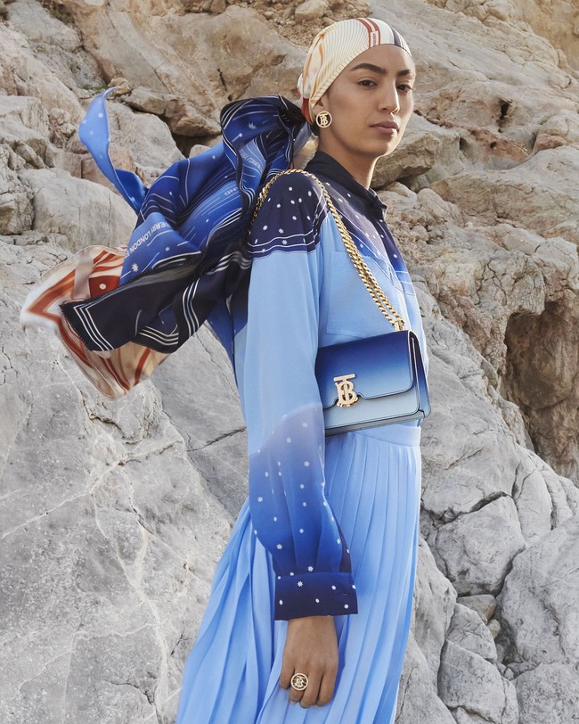 Inilah koleksi terbaru dari Burberry kapsul Konstelasi karya Chief Creative Officer Riccardo Tisci. Model berpose di kawasan Wadi Naqabravine, UAE untuk pemotretan koleksi Konstelasi ini. dok. Burberry.