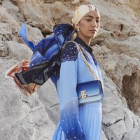 Inilah koleksi terbaru dari Burberry kapsul Konstelasi karya Chief Creative Officer Riccardo Tisci. Model berpose di kawasan Wadi Naqabravine, UAE untuk pemotretan koleksi Konstelasi ini. dok. Burberry.