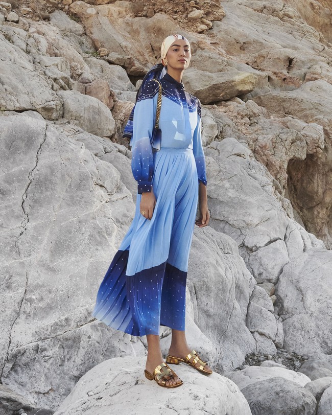 Inilah koleksi terbaru dari Burberry kapsul Konstelasi karya Chief Creative Officer Riccardo Tisci. Model berpose di kawasan Wadi Naqabravine, UAE untuk pemotretan koleksi Konstelasi ini. dok. Burberry.