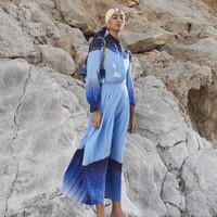 Inilah koleksi terbaru dari Burberry kapsul Konstelasi karya Chief Creative Officer Riccardo Tisci. Model berpose di kawasan Wadi Naqabravine, UAE untuk pemotretan koleksi Konstelasi ini. dok. Burberry.