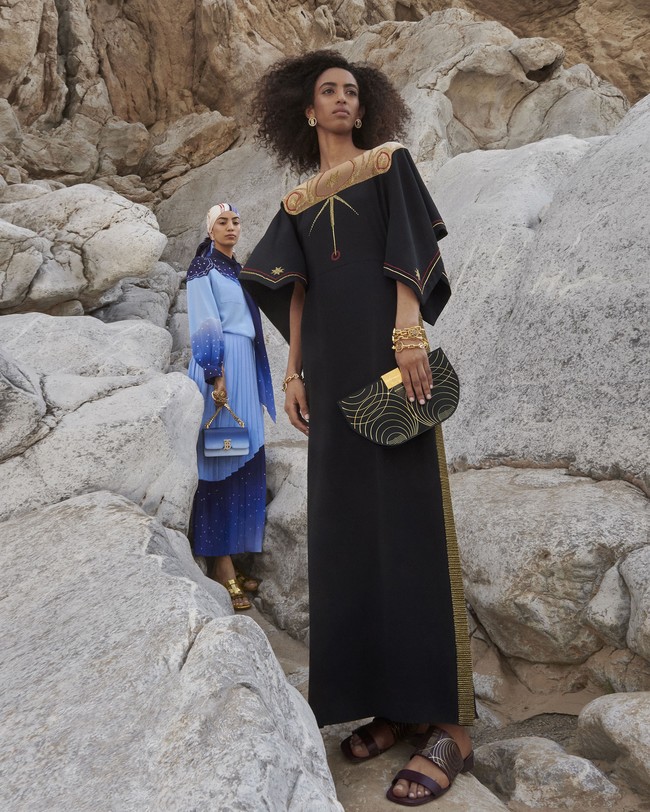 Inilah koleksi terbaru dari Burberry kapsul Konstelasi karya Chief Creative Officer Riccardo Tisci. Model berpose di kawasan Wadi Naqabravine, UAE untuk pemotretan koleksi Konstelasi ini. dok. Burberry.