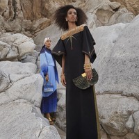 Inilah koleksi terbaru dari Burberry kapsul Konstelasi karya Chief Creative Officer Riccardo Tisci. Model berpose di kawasan Wadi Naqabravine, UAE untuk pemotretan koleksi Konstelasi ini. dok. Burberry.