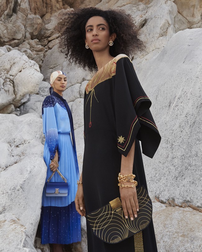 Inilah koleksi terbaru dari Burberry kapsul Konstelasi karya Chief Creative Officer Riccardo Tisci. Model berpose di kawasan Wadi Naqabravine, UAE untuk pemotretan koleksi Konstelasi ini. dok. Burberry.