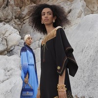 Inilah koleksi terbaru dari Burberry kapsul Konstelasi karya Chief Creative Officer Riccardo Tisci. Model berpose di kawasan Wadi Naqabravine, UAE untuk pemotretan koleksi Konstelasi ini. dok. Burberry.