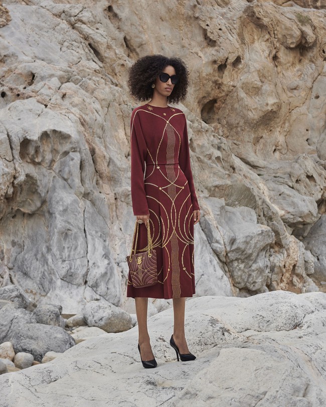 Inilah koleksi terbaru dari Burberry kapsul Konstelasi karya Chief Creative Officer Riccardo Tisci. Model berpose di kawasan Wadi Naqabravine, UAE untuk pemotretan koleksi Konstelasi ini. dok. Burberry.
