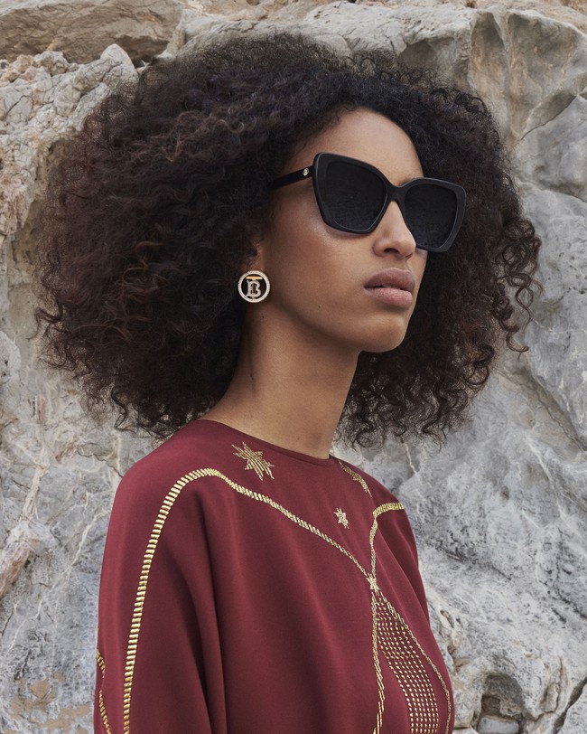 Inilah koleksi terbaru dari Burberry kapsul Konstelasi karya Chief Creative Officer Riccardo Tisci. Model berpose di kawasan Wadi Naqabravine, UAE untuk pemotretan koleksi Konstelasi ini.dok. Burberry.