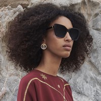 Inilah koleksi terbaru dari Burberry kapsul Konstelasi karya Chief Creative Officer Riccardo Tisci. Model berpose di kawasan Wadi Naqabravine, UAE untuk pemotretan koleksi Konstelasi ini.dok. Burberry.