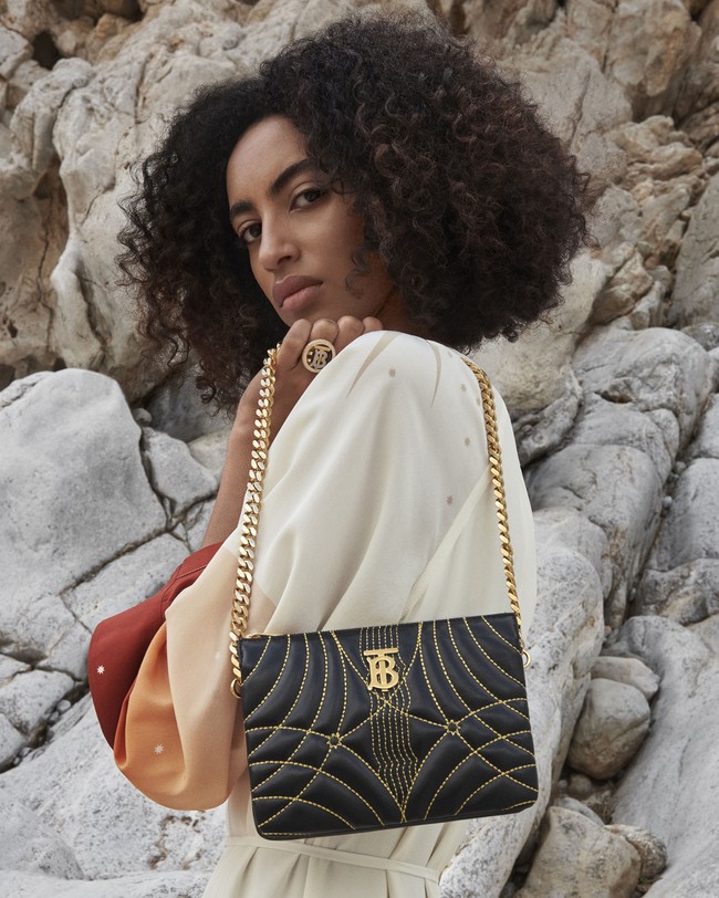 Inilah koleksi terbaru dari Burberry kapsul Konstelasi karya Chief Creative Officer Riccardo Tisci. Model berpose di kawasan Wadi Naqabravine, UAE untuk pemotretan koleksi Konstelasi ini. dok. Burberry.