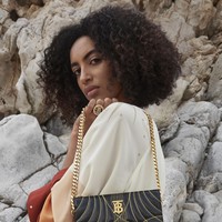 Inilah koleksi terbaru dari Burberry kapsul Konstelasi karya Chief Creative Officer Riccardo Tisci. Model berpose di kawasan Wadi Naqabravine, UAE untuk pemotretan koleksi Konstelasi ini. dok. Burberry.