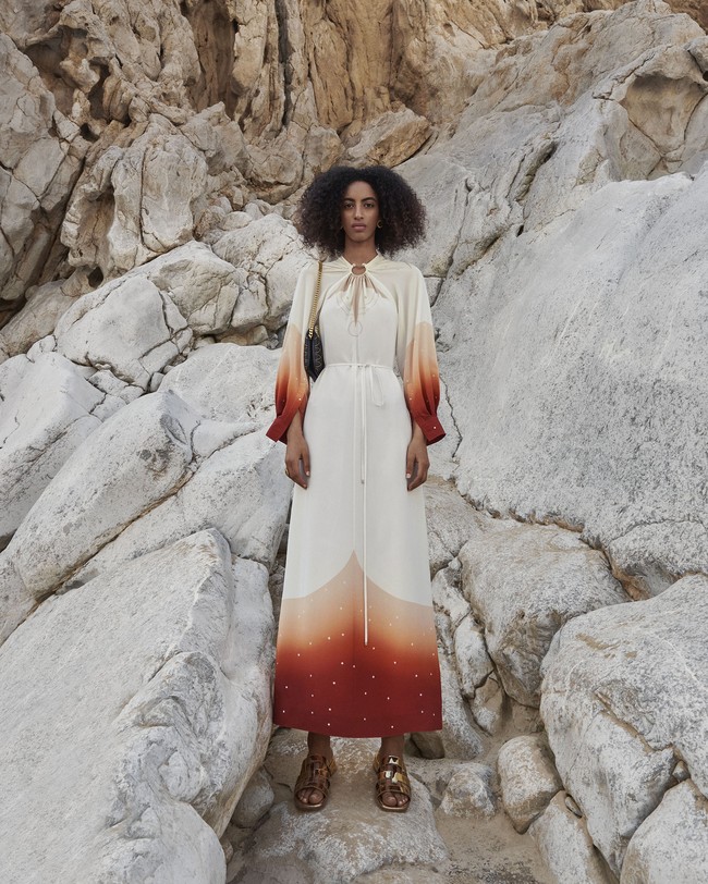 Inilah koleksi terbaru dari Burberry kapsul Konstelasi karya Chief Creative Officer Riccardo Tisci. Model berpose di kawasan Wadi Naqabravine, UAE untuk pemotretan koleksi Konstelasi ini.dok. Burberry.