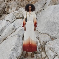 Inilah koleksi terbaru dari Burberry kapsul Konstelasi karya Chief Creative Officer Riccardo Tisci. Model berpose di kawasan Wadi Naqabravine, UAE untuk pemotretan koleksi Konstelasi ini.dok. Burberry.