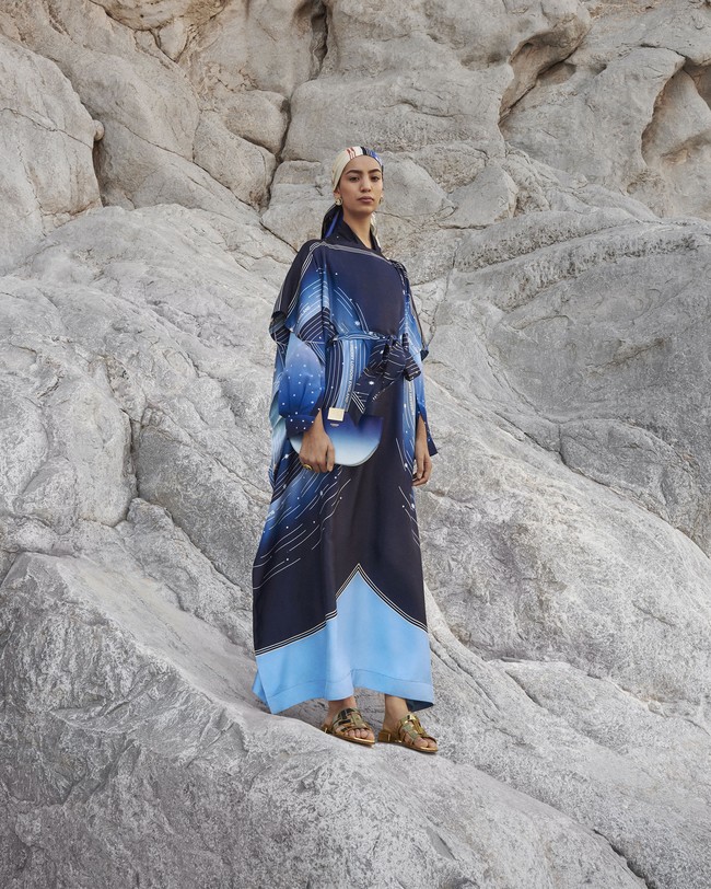 Inilah koleksi terbaru dari Burberry kapsul Konstelasi karya Chief Creative Officer Riccardo Tisci. Model berpose di kawasan Wadi Naqabravine, UAE untuk pemotretan koleksi Konstelasi ini.Inilah koleksi terbaru dari Burberry kapsul Konstelasi. dok. Burberry.