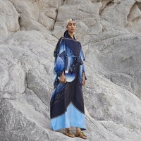 Inilah koleksi terbaru dari Burberry kapsul Konstelasi karya Chief Creative Officer Riccardo Tisci. Model berpose di kawasan Wadi Naqabravine, UAE untuk pemotretan koleksi Konstelasi ini.Inilah koleksi terbaru dari Burberry kapsul Konstelasi. dok. Burberry.