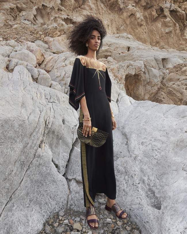 Inilah koleksi terbaru dari Burberry kapsul Konstelasi karya Chief Creative Officer Riccardo Tisci. Model berpose di kawasan Wadi Naqabravine, UAE untuk pemotretan koleksi Konstelasi ini. dok. Burberry.