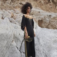 Inilah koleksi terbaru dari Burberry kapsul Konstelasi karya Chief Creative Officer Riccardo Tisci. Model berpose di kawasan Wadi Naqabravine, UAE untuk pemotretan koleksi Konstelasi ini. dok. Burberry.