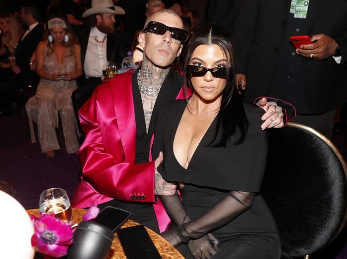 LAS VEGAS, NEVADA - APRIL 03: (L-R) Travis Barker and Kourtney Kardashian toast to the 64th Annual GRAMMY Awards with Grey Goose vodka on April 03, 2022 in Las Vegas, Nevada.   Jerod Harris/Getty Images for The Recording Academy/AFP (Photo by Jerod Harris / GETTY IMAGES NORTH AMERICA / Getty Images via AFP)