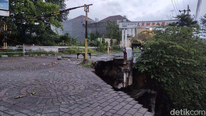 Longsor susulan berdampak penutupan total jembatan Lembah Dieng