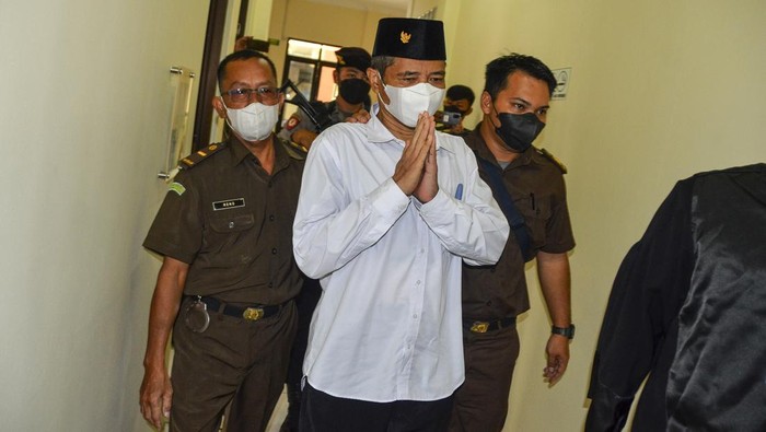 Petugas memasukkan terdakwa Youtuber M Kece ke dalam mobil wolf Brimob usai menjalani sidang vonis dugaan kasus penistaan agama di Pengadilan Negeri (PN) Ciamis Kelas I B, Kabupaten Ciamis, Jawa Barat, Rabu (6/4/2022). Majelis Hakim menjatuhkan hukuman penjara selama 10 tahun kepada Muhammad Kece atau M Kace karena terbukti sengaja menyiarkan berita bohong, dengan membuat keonaran di kalangan masyarakat. ANTARA FOTO/Adeng Bustomi/rwa.