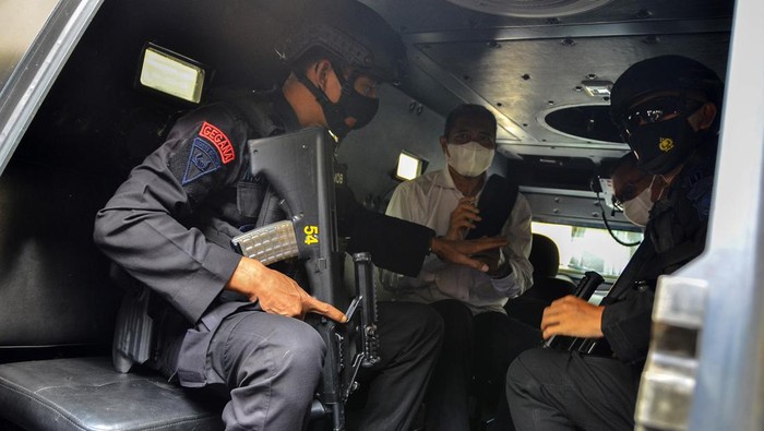 M Kace Divonis 10 Tahun Penjara Petugas memasukkan terdakwa Youtuber M Kece ke dalam mobil wolf Brimob usai menjalani sidang vonis dugaan kasus penistaan agama di Pengadilan Negeri (PN) Ciamis Kelas I B, Kabupaten Ciamis, Jawa Barat, Rabu (6/4/2022). Majelis Hakim menjatuhkan hukuman penjara selama 10 tahun kepada Muhammad Kece atau M Kace karena terbukti sengaja menyiarkan berita bohong, dengan membuat keonaran di kalangan masyarakat. ANTARA FOTO/Adeng Bustomi/rwa.