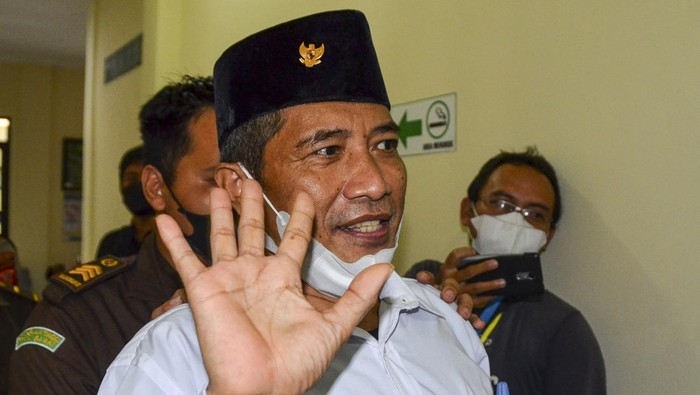 M Kace Divonis 10 Tahun Penjara Petugas memasukkan terdakwa Youtuber M Kece ke dalam mobil wolf Brimob usai menjalani sidang vonis dugaan kasus penistaan agama di Pengadilan Negeri (PN) Ciamis Kelas I B, Kabupaten Ciamis, Jawa Barat, Rabu (6/4/2022). Majelis Hakim menjatuhkan hukuman penjara selama 10 tahun kepada Muhammad Kece atau M Kace karena terbukti sengaja menyiarkan berita bohong, dengan membuat keonaran di kalangan masyarakat. ANTARA FOTO/Adeng Bustomi/rwa.