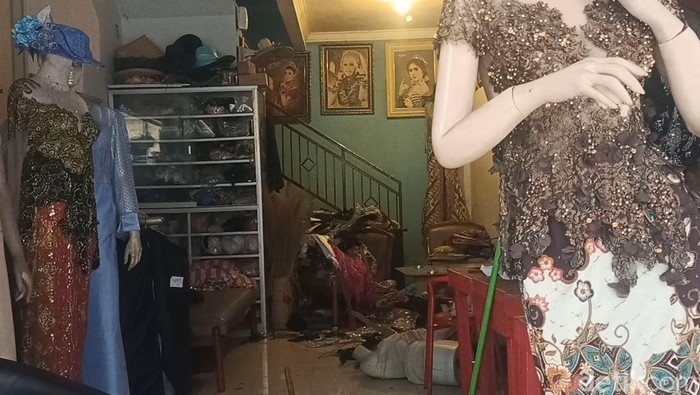 Manekin tempat Triyanto alias Madam (41) diikat oleh perampok di toko riasnya