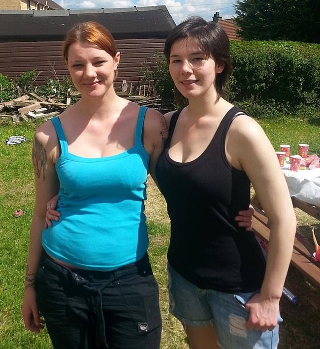 Lahir di Glasgow, Inggris, 31 tahun lalu, Sinead merupakan putri kedua dari pasangan Andrew, seorang pekerja tambang, dan Brenda yang berprofesi sebagai personal trainer. Kami seperti anak-anak perempuan kebanyakan, yang suka main rumah-rumahan dan boneka Barbie, kata Sinead kepada Daily Mail saat mengenang masa kecilnya bersama sang kakak, Andrea. (Foto: Dok. Sinead Watson)