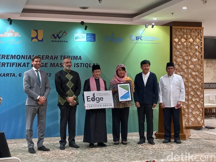 Masjid Istiqlal meraih penghargaan sebagai Green Mosque pertama di dunia dari International Finance Corporation (IFC) karena telah melakukan penghijauan. (Anggi Muliawati/detikcom)
