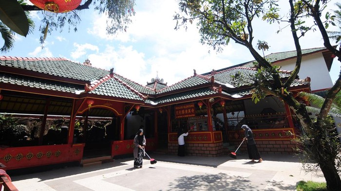 MASJID KLENTENG SALATIGA Sejumlah santri membaca Alquran bersama di Masjid Klenteng, Sidomukti, Salatiga, Jawa Tengah, Rabu (6/4/2022). Masjid tersebut menjadi simbol keberagaman dan toleransi antarsesama. ANTARA FOTO/Aloysius Jarot Nugroho/aww.