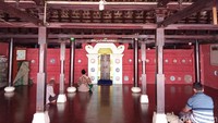 Masjid Merah Panjunan dibangun oleh Syekh Syarif Abdurohman atau Pangeran Panjunan, kakak dari Syekh Syarif Abdurrohim pendiri dari Tajug Agung Kejaksaan. Masjid Merah Panjunan memiliki arsitektur perpaduan Arab dan Tiongkok. Terlihat dari susunan bata khas Arab dengan dinding yang dihiasi oleh ornamen keramik Tiongkok.