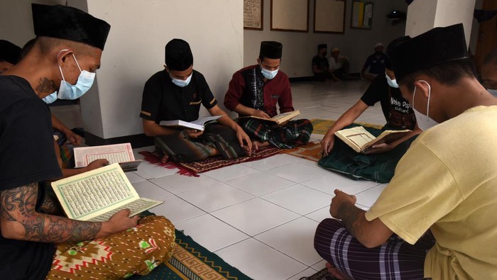 Melaksanakan Ramadan dari Balik Jeruji Besi Sejumlah warga binaan membaca Alquran saat mengikuti kegiatan Pesantren Ramadhan di Rumah Tahanan (Rutan) Kelas II B Serang, di Banten, Selasa (5/4/2022). Sebanyak 512 warga binaan Rutan Serang mengikuti Pesantren Ramadhan yang diisi dengan kajian tauhid dan fiqih guna meningkatkan keimanan dan ketakwaan. ANTARA FOTO/Asep Fathulrahman/hp.
