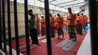 Para tahanan melaksanakan salat Zuhur berjamaah saat mengikuti pesantren Ramadan di ruang tahanan (Rutan) Mapolres Blitar Kota, Jawa Timur, Rabu (6/4/2022). (ANTARA FOTO/Irfan Anshori)