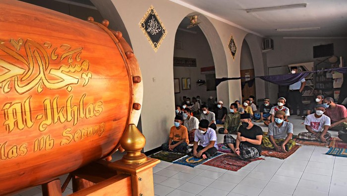 Melaksanakan Ramadan dari Balik Jeruji Besi Sejumlah warga binaan mengikuti kegiatan Pesantren Ramadhan di Rumah Tahanan (Rutan) Kelas II B Serang, di Banten, Selasa (5/4/2022). Sebanyak 512 warga binaan Rutan Serang mengikuti Pesantren Ramadhan yang diisi dengan kajian tauhid dan fiqih guna meningkatkan keimanan dan ketakwaan. ANTARA FOTO/Asep Fathulrahman/hp.