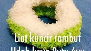 Kuncir ramput seperti kue putu ayu. Foto: Twitter