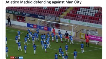 Meme pertahanan parkir bus Atletico saat lawan City. Foto: Twitter