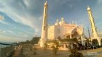 Menyongsong Ramadan dari Masjid Al-Hakim di Tepian Pantai Padang